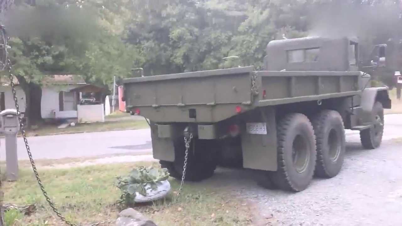 利用卡车拖拽树干，真的是吃饱了撑的吧