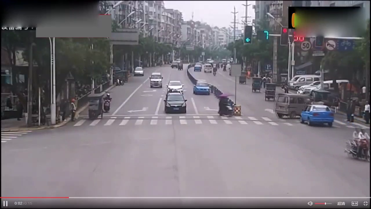 电动车男子和的士相撞后，瞬间悲剧了