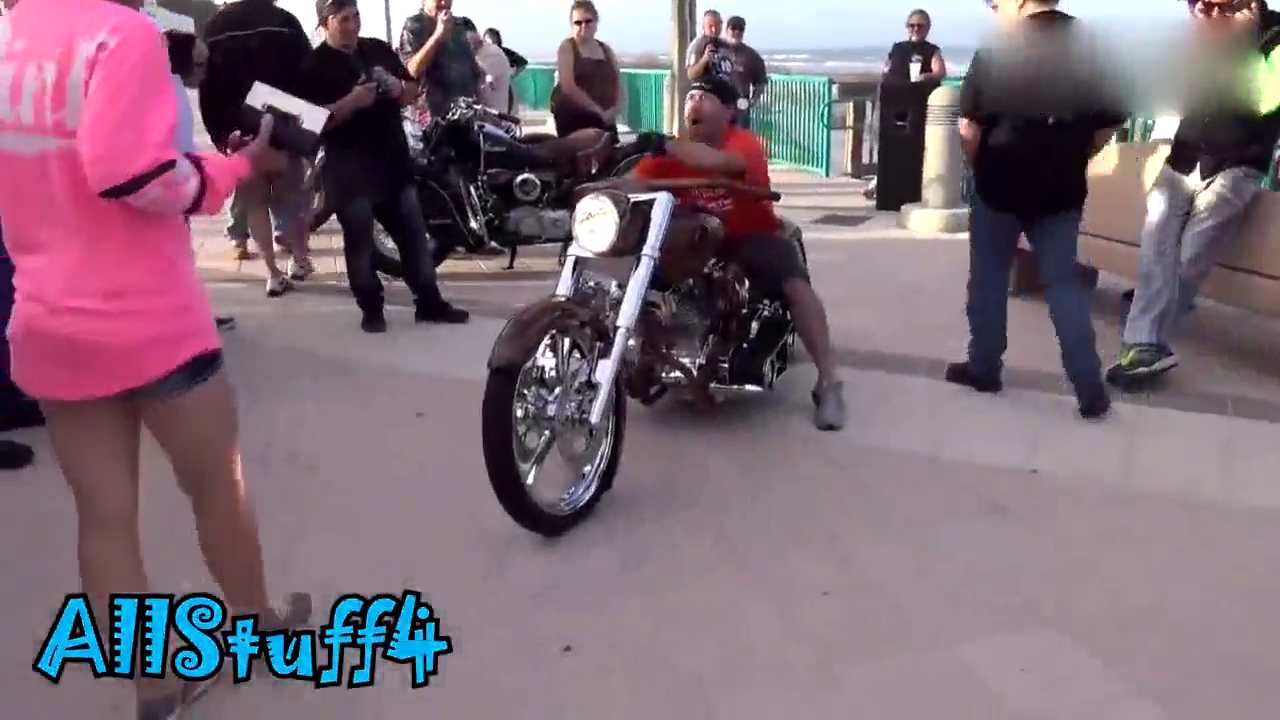 牛人骑长轴距巨轮摩托上路，回头率简直比跑车还高