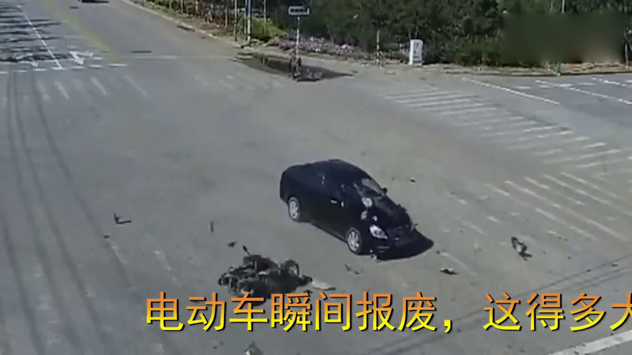 电动车瞬间报废，这得多大的破坏力啊！场面堪比好莱坞大片