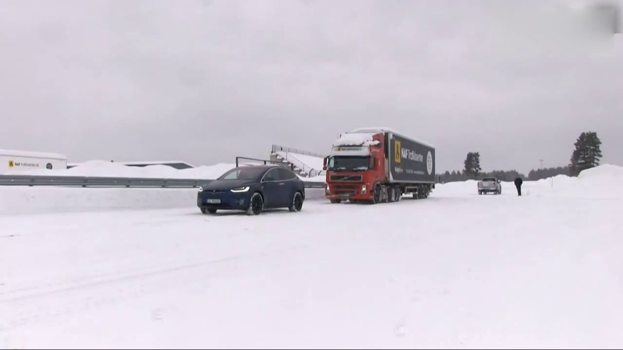 特斯拉到底有多厉害？看它拉动43吨的卡车就明白了！