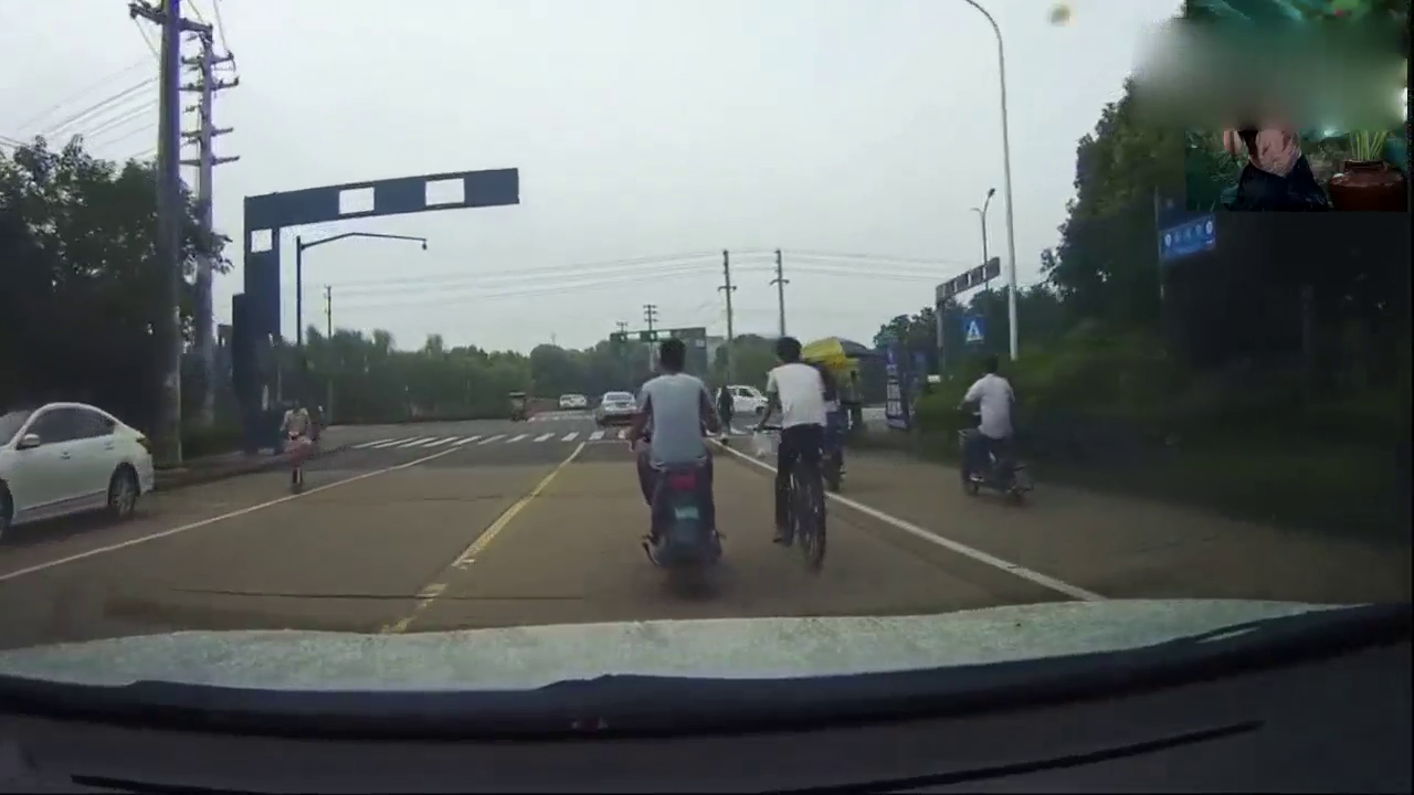 电动车就这样占道行驶，可恨可怜，更可恶