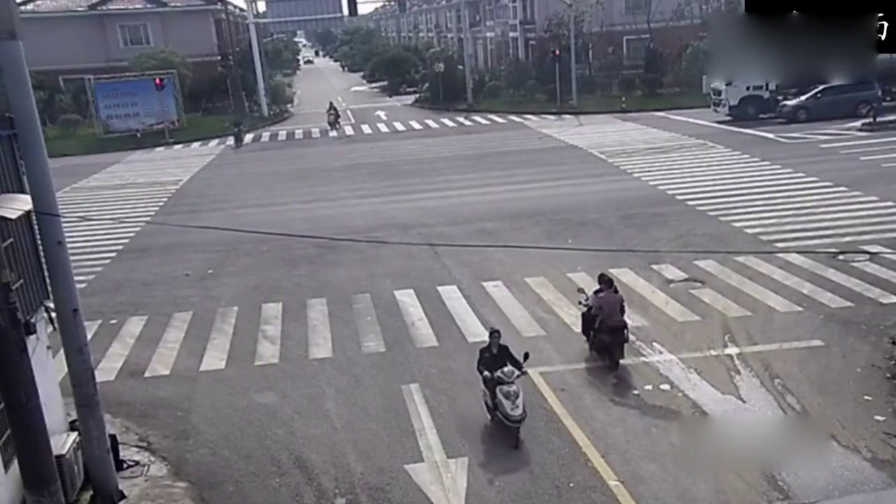 电动车明明已经看到了红灯，为什么还要去闯？让人不解