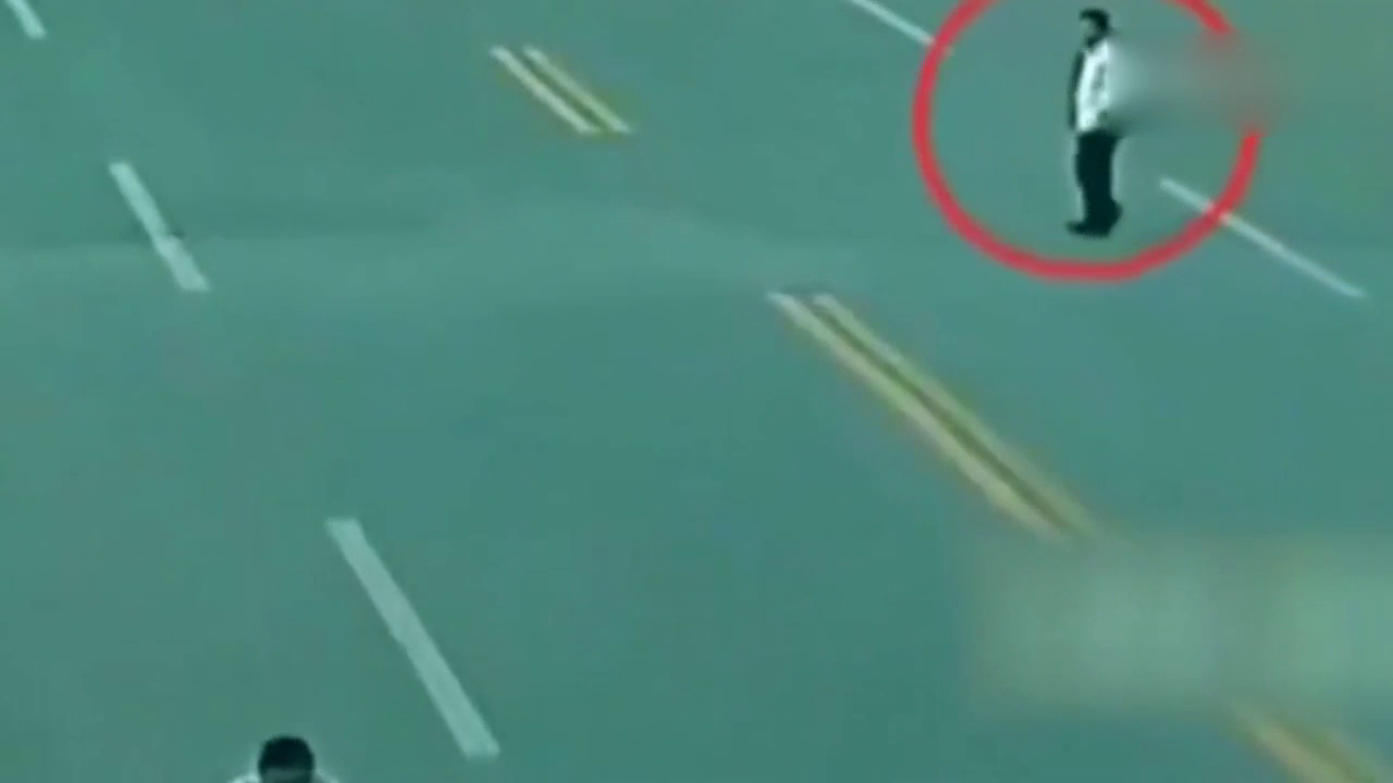 电动车男子撞倒行人，下一秒自己惨遭碾压