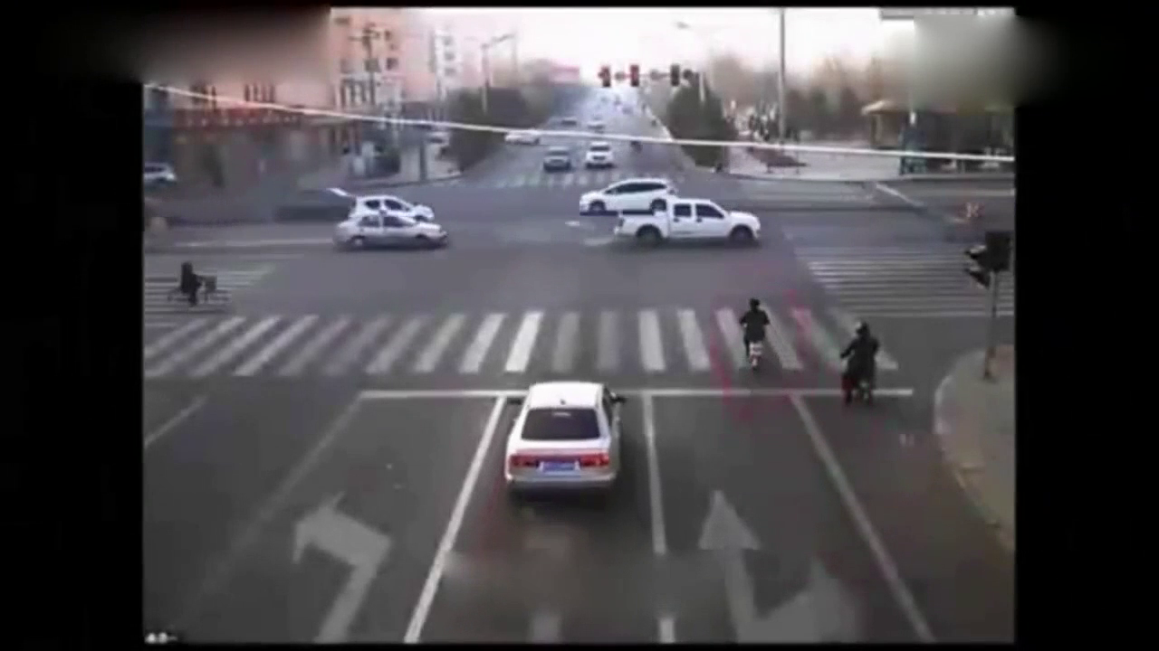 电动车男闯红灯有多可怕，瞬间被出租车秒杀！