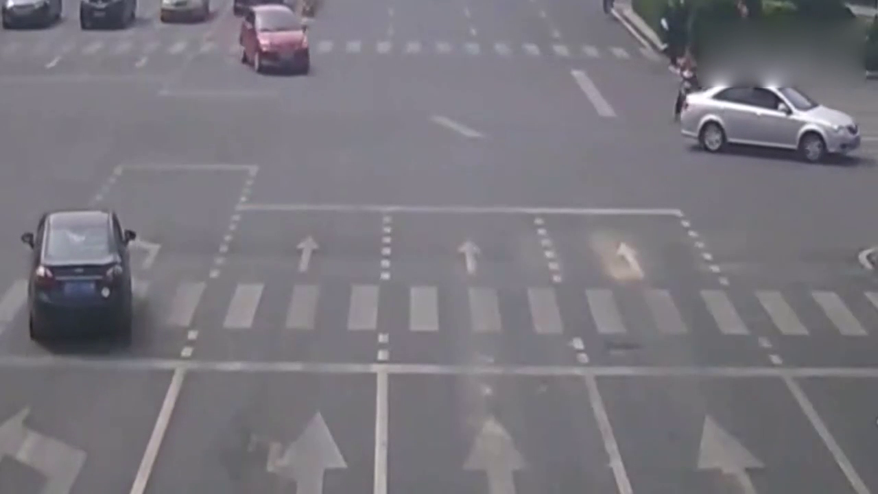 电动车女车手站马路中间打电话，不用想能活着的几率不多