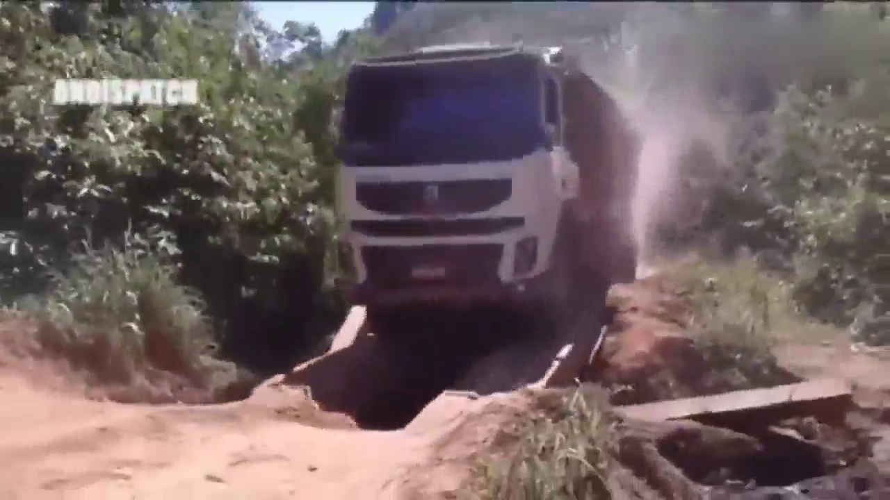 论开车技术，我只服这些大卡车司机