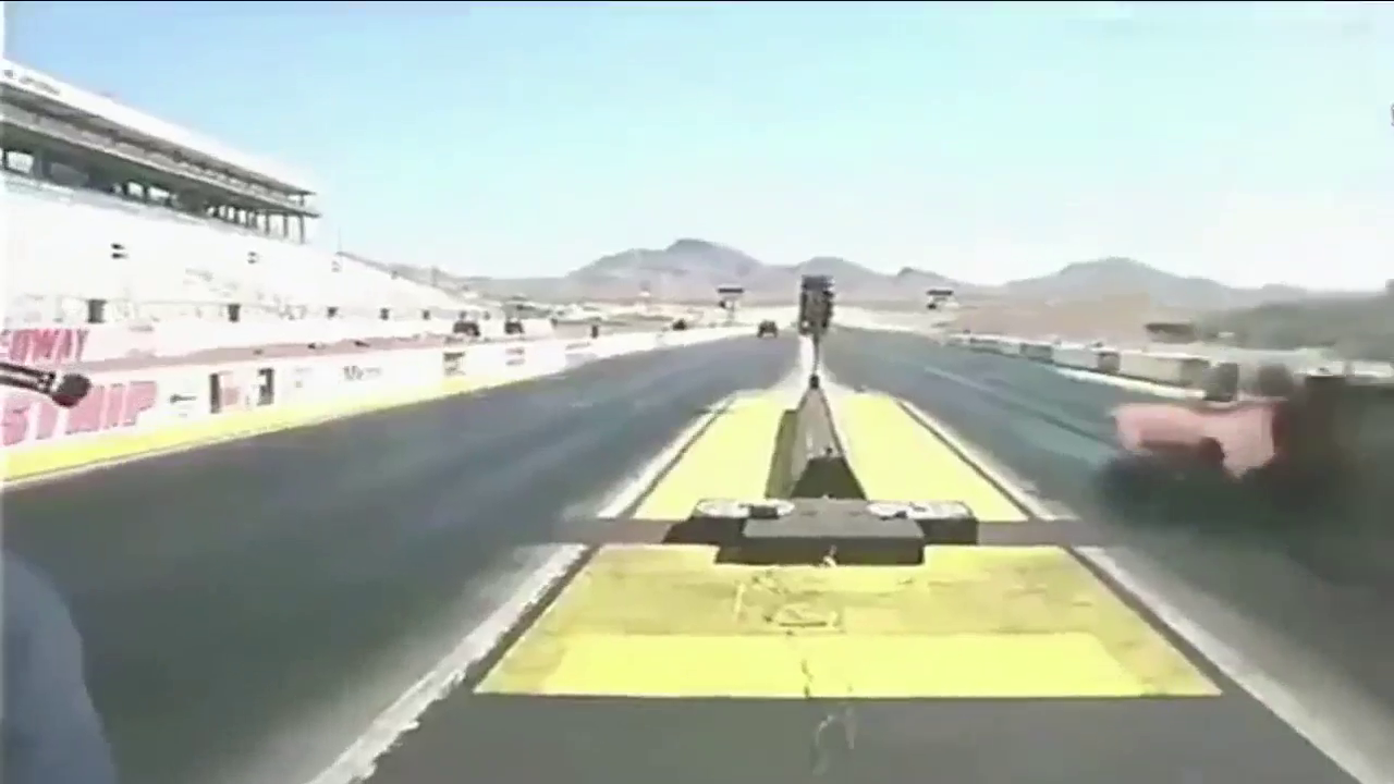 赛道上这辆重卡弹射起步的瞬间，超级跑车都看不到它的车尾灯