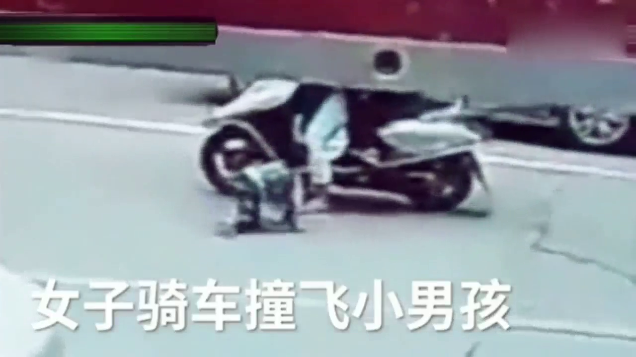 小男孩被电动车女子撞倒，跪在地上痛苦哀求，女子冷漠离开