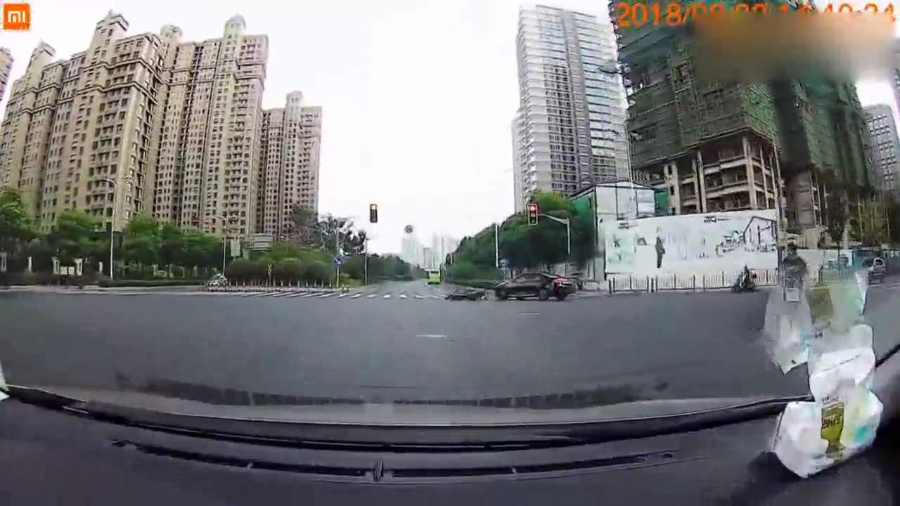就这样被撞了，电动车司机也是一脸蒙圈