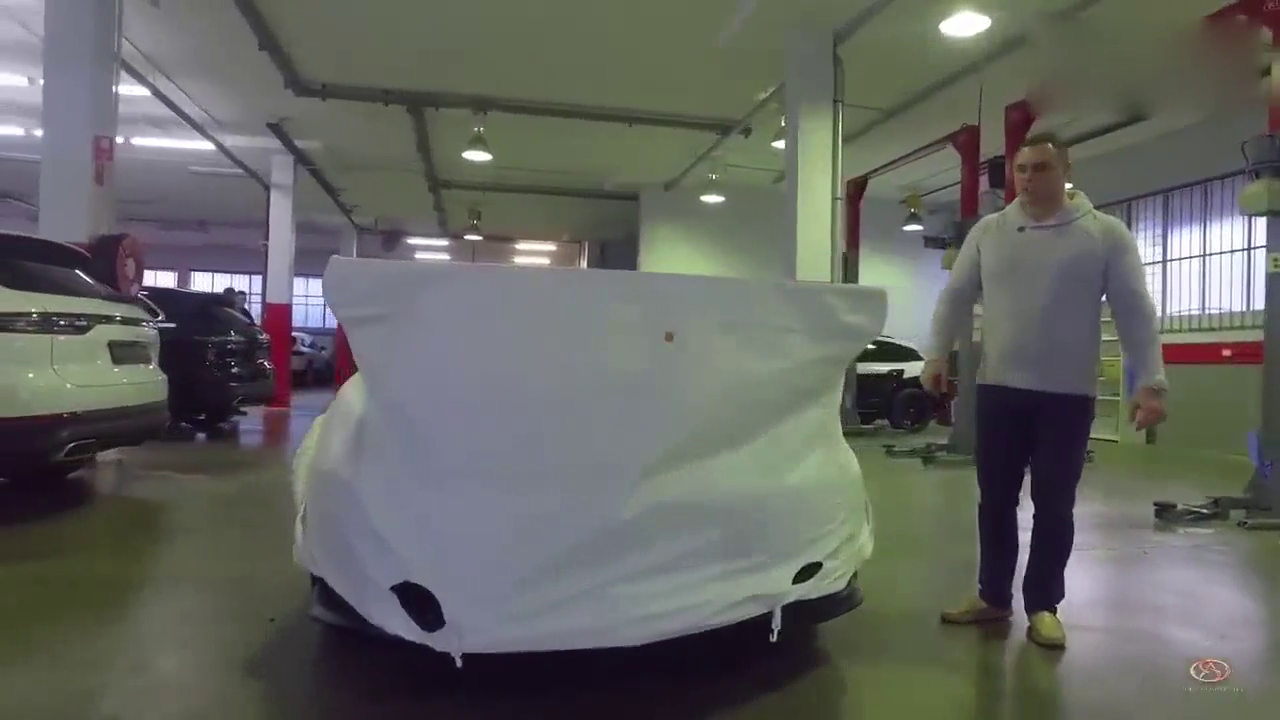 土豪订购的保时捷跑车刚到货，撕开包装后就知道有多惊艳了！