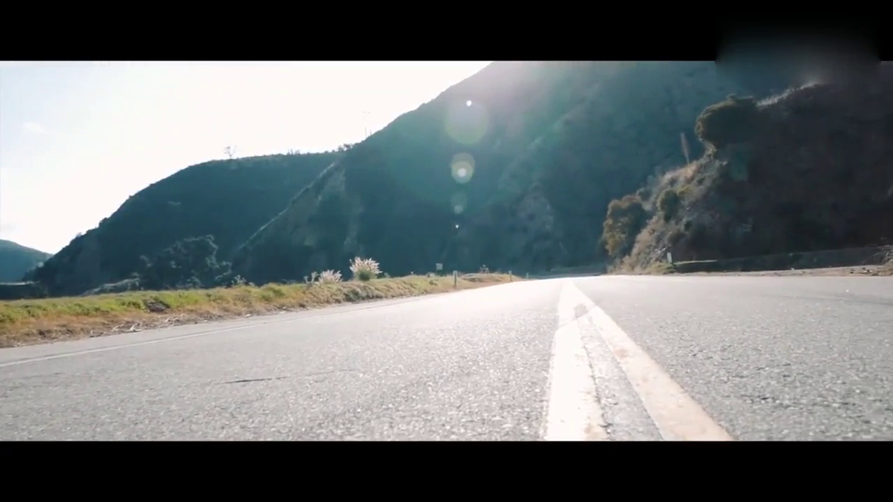 土豪开着奔驰GTR去山路飙车，这跑车操控性和稳定性都远超法拉利