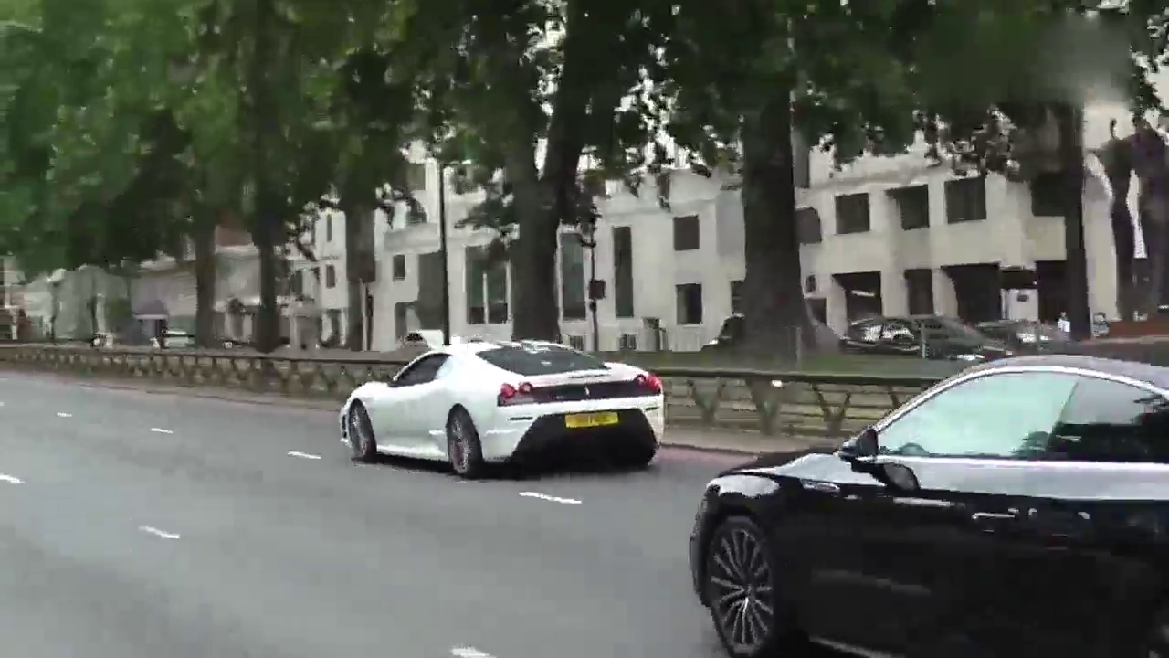 土豪驾驶超级跑车巡街，那一辆才是你的梦想