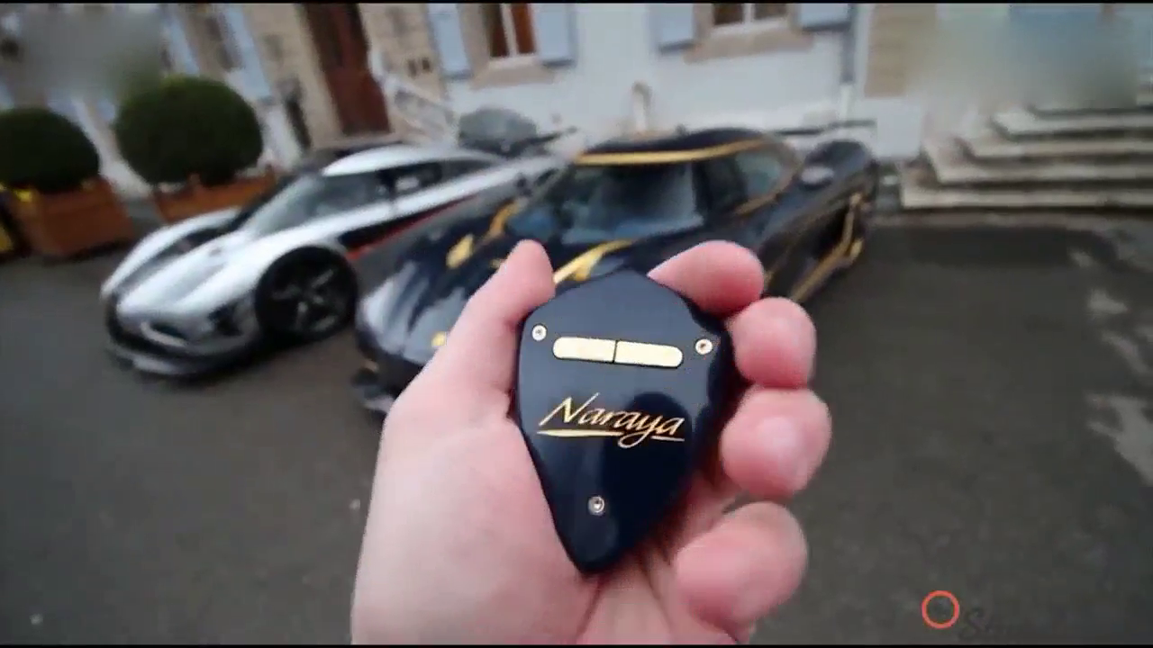 土豪一次性买了三辆科尼塞克跑车，按下钥匙后，霸气开始了！