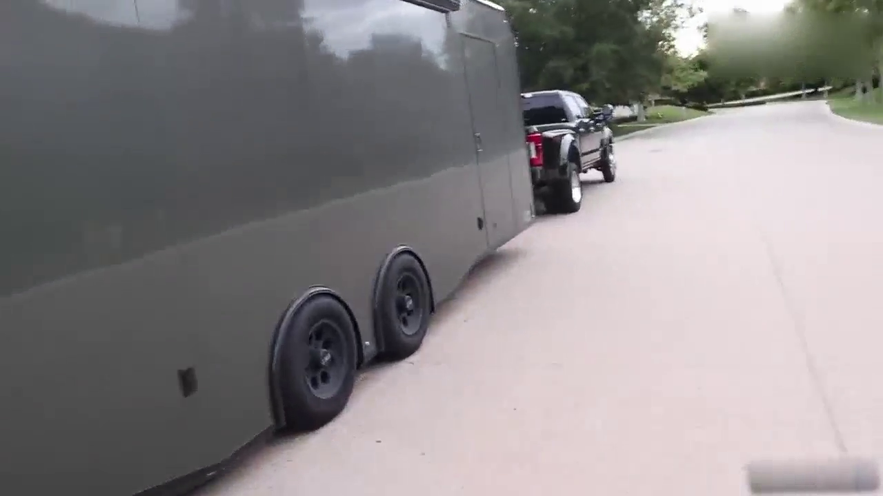 土豪订购的全球最快跑车刚到货，打开运输车厢后霸气开始