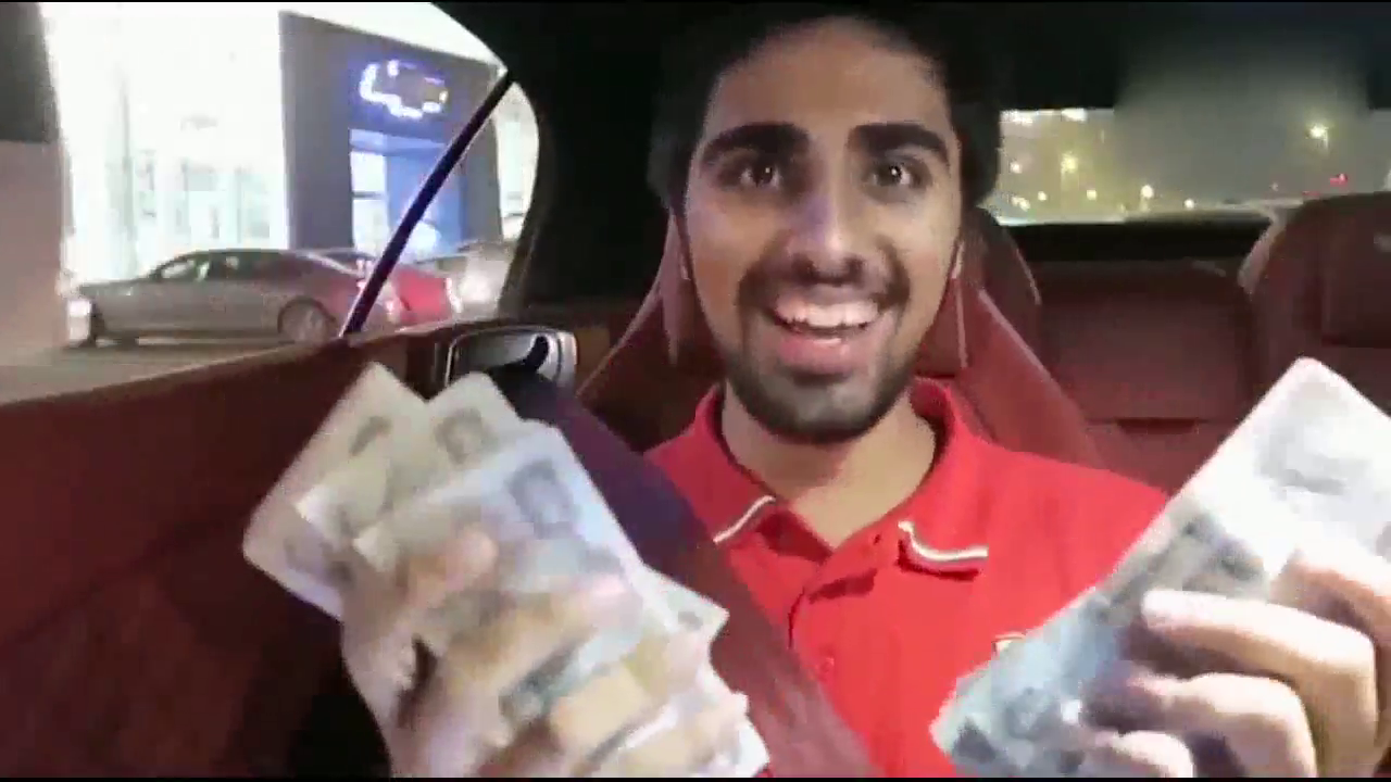 土豪带现金去买法拉利，看到跑车变形那一秒，立马下订单了