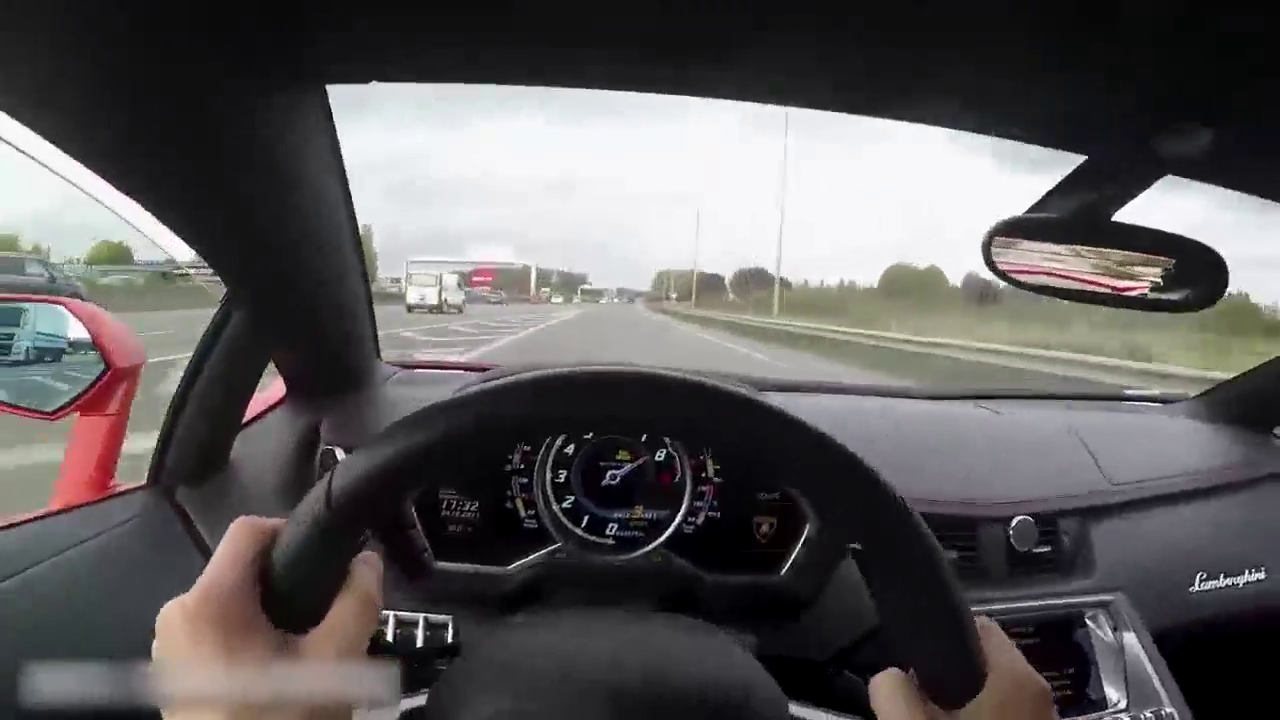 土豪真会玩，用兰博基尼跑车玩飞车游戏，接上投影仪后霸气开始