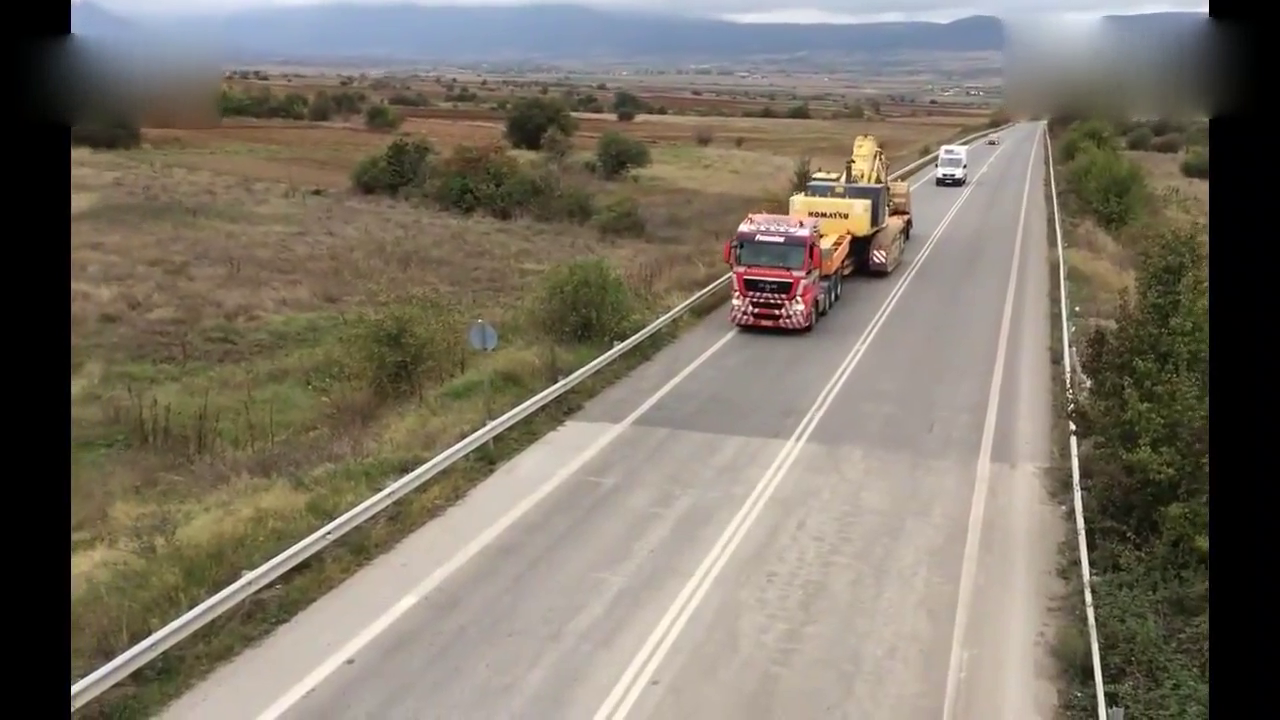 大型挖掘机原来是这样被卡车运输的