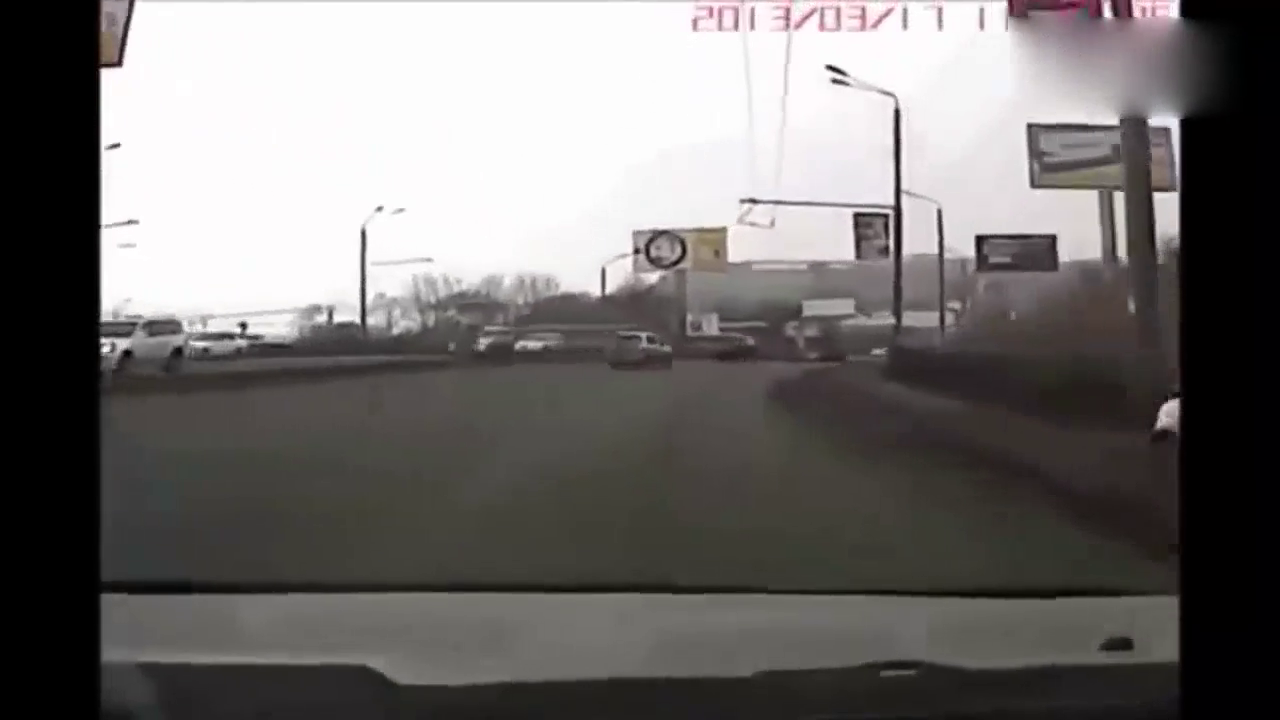 海外实拍愚蠢的司机驾驶跑车轿车碰撞的惊险一瞬间集锦