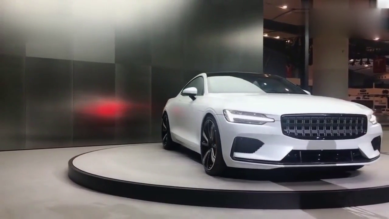 这辆跑车，很帅气，就是不知道叫什么名字