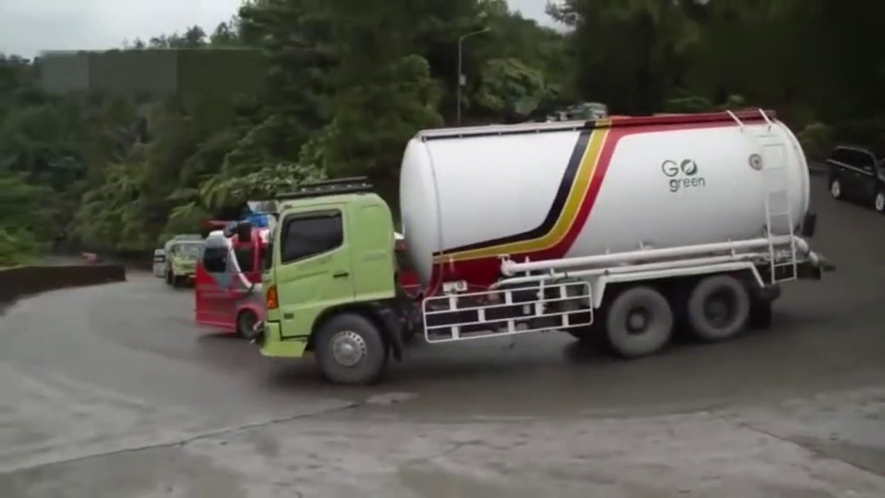 月工资五万以上的卡车老司机, 遇到这个弯道恐怕也是没脾气了!