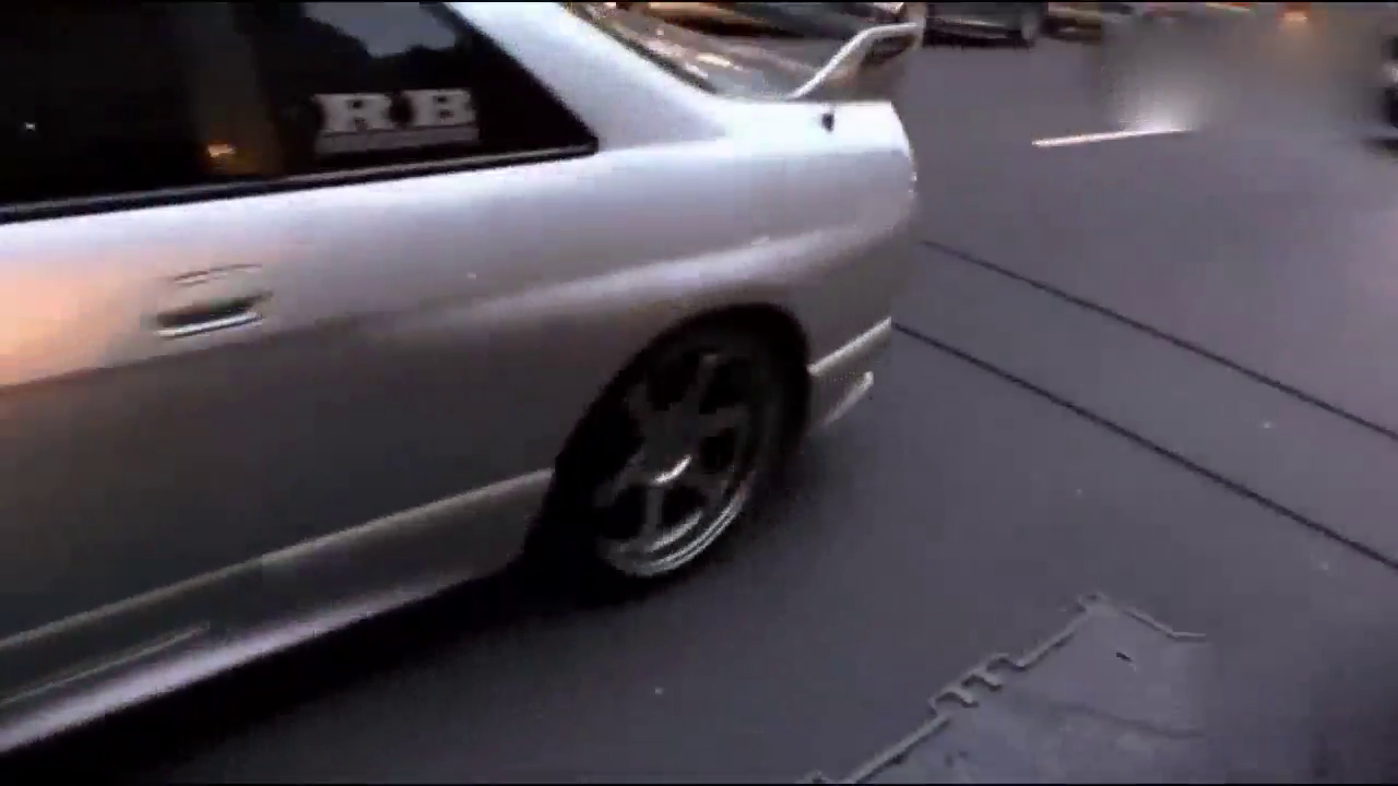 日产跑车炸裂喷火遭围观，最后尴尬了！