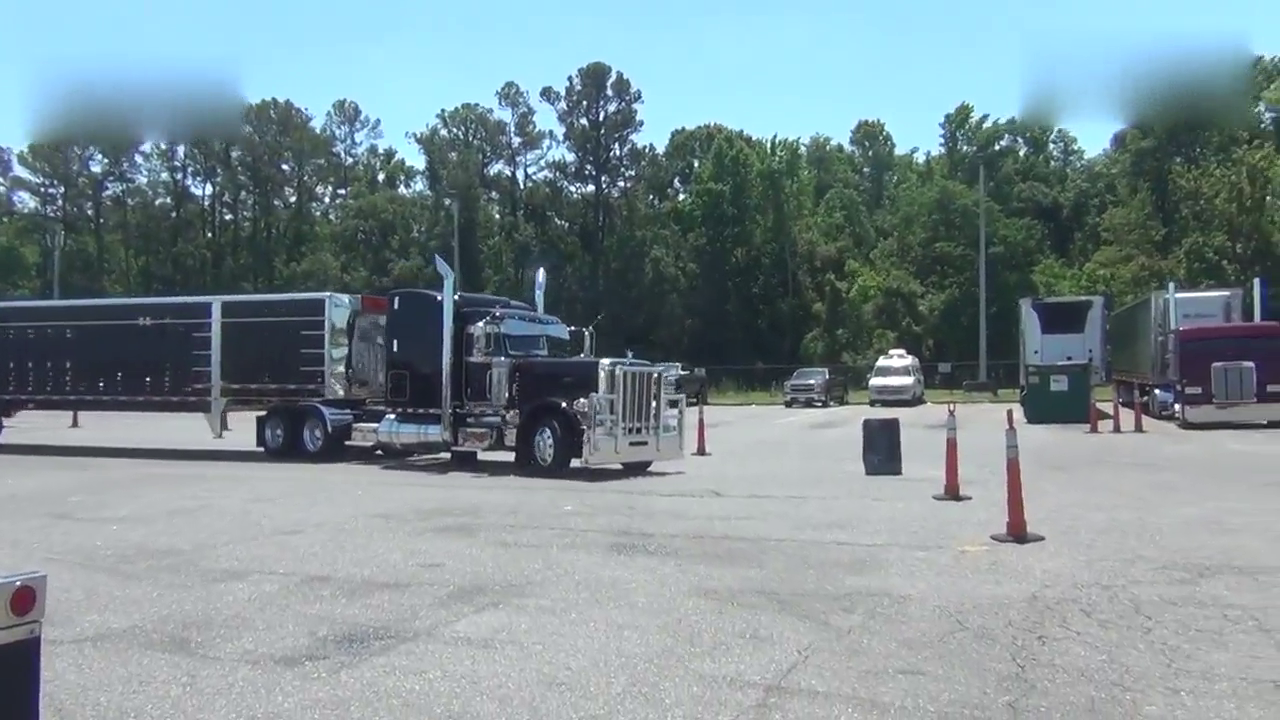 这辆镀铬的彼得比尔特卡车好漂亮，让人越看越想看！