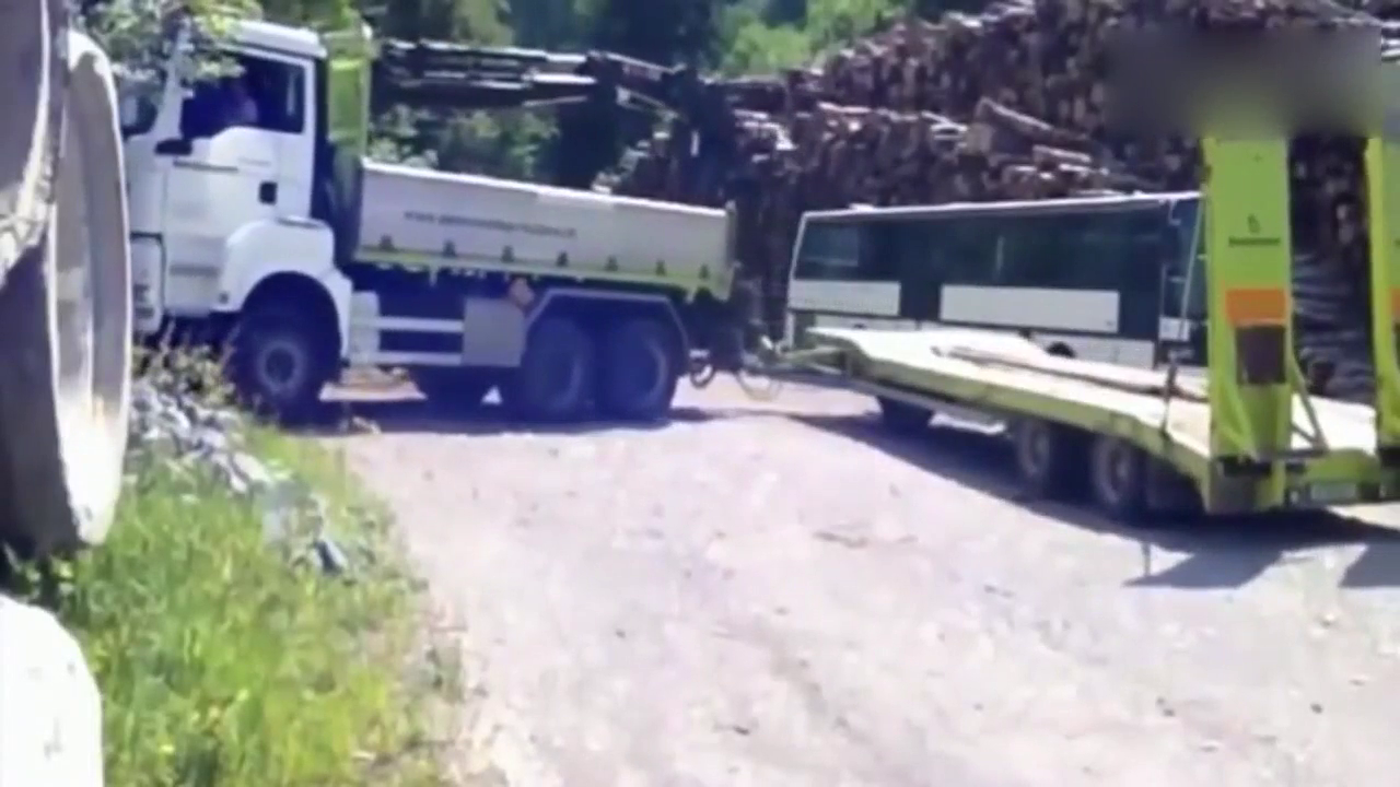 这是我见过卡车转弯最尴尬的一次！