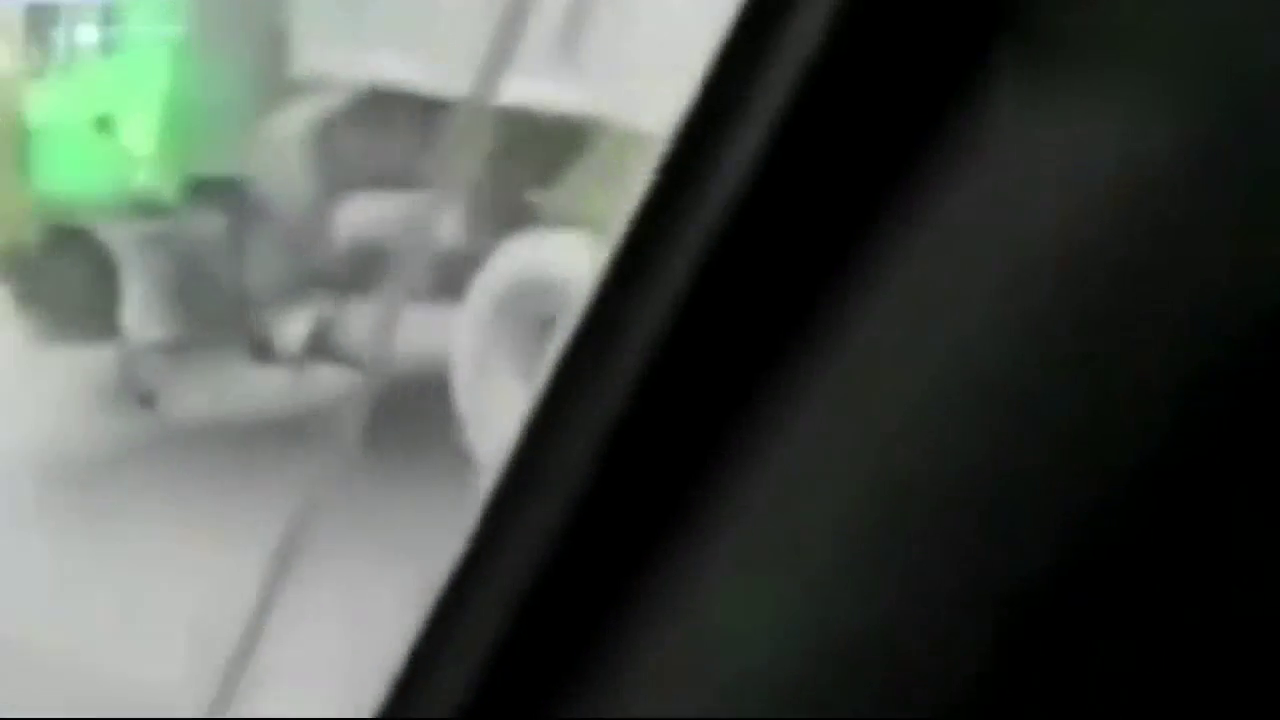 这是我见过最牛的卡车司机，就想知道他转弯的时候该怎么办？