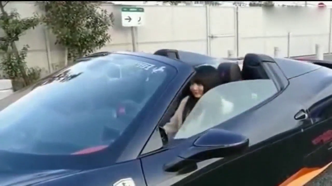 这是辆什么跑车，美女坐上都不下来了！