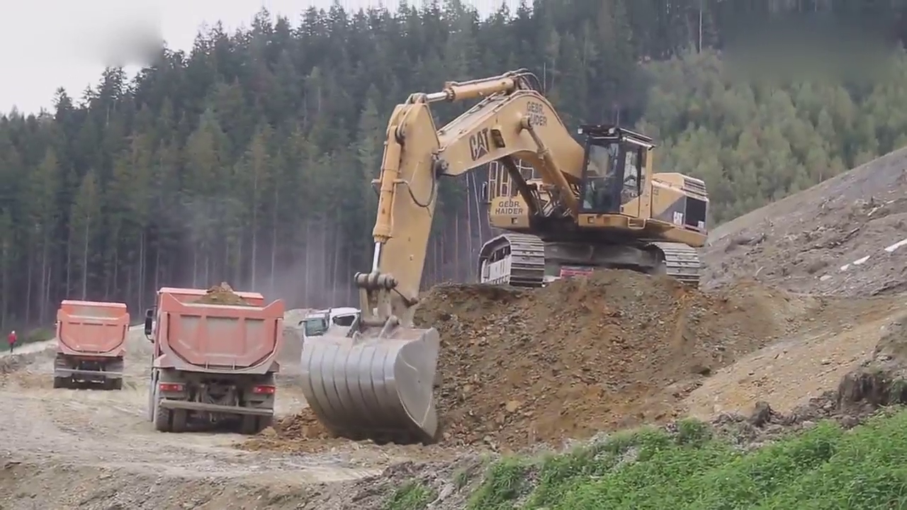 卡特375挖掘机给卡车装土，这个挖斗看着像半个卡车大