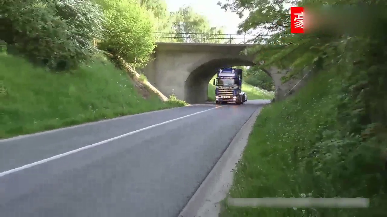 卡车大聚会，各款各样的卡车开过，真帅气