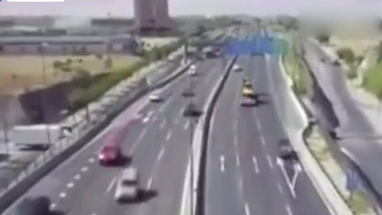 卡车轮胎脱离弹过护栏狠狠砸中小车