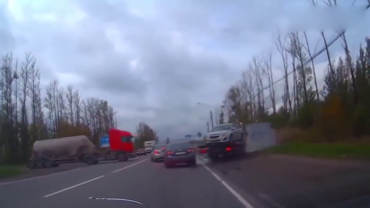 卡车司机为了避让小汽车，直接撞在路边电线杆了