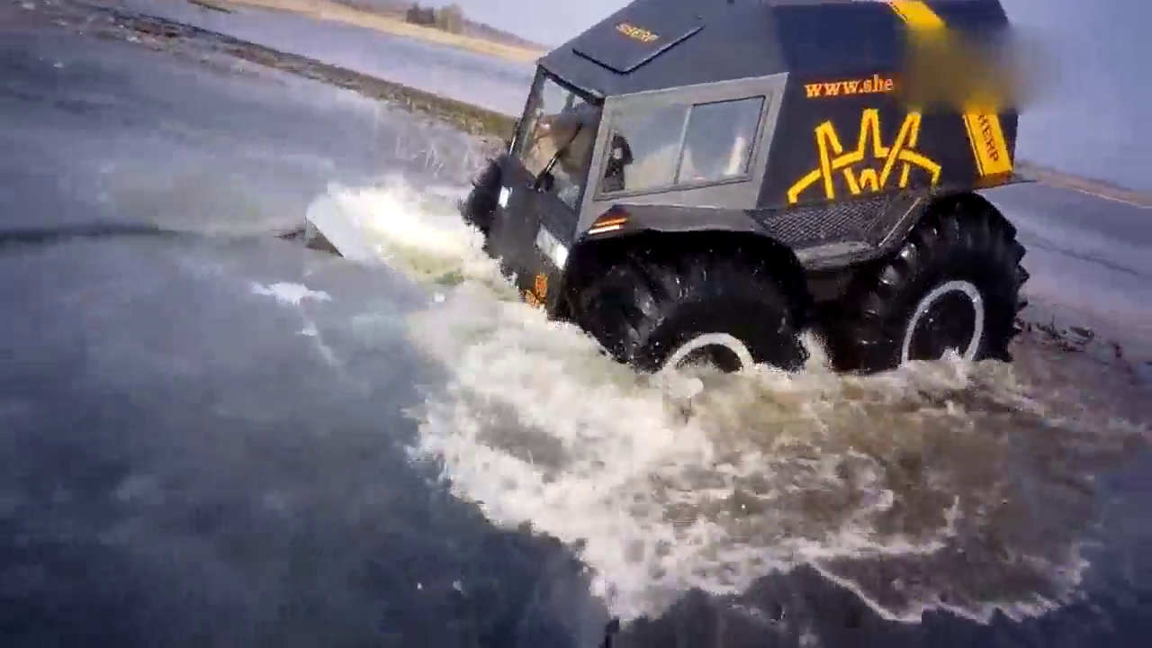 卡车霸气挑战破冰行驶，摄影师却因此丧命了！