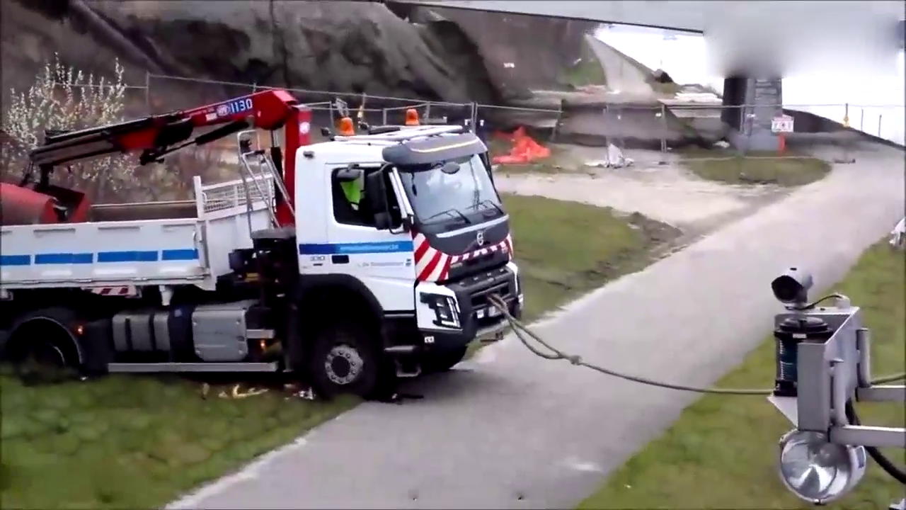 卡车陷入地里，找轮船帮忙拉一把