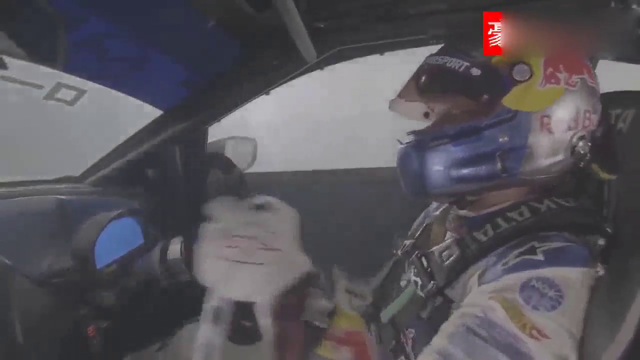 卡车能不能玩漂移？看看外国大神级驾驶员开卡车和轿车一起玩漂移