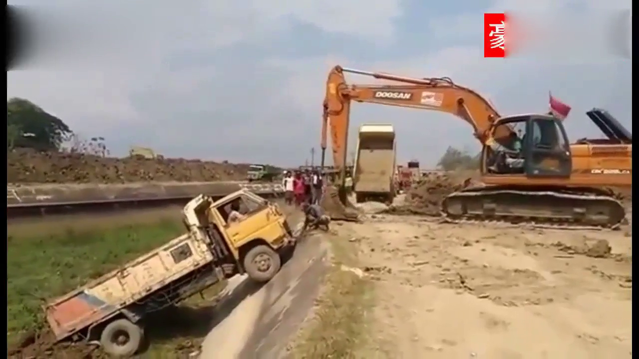 卡车卸个货掉坑里面，挖掘机用一只手就把卡车拉上来