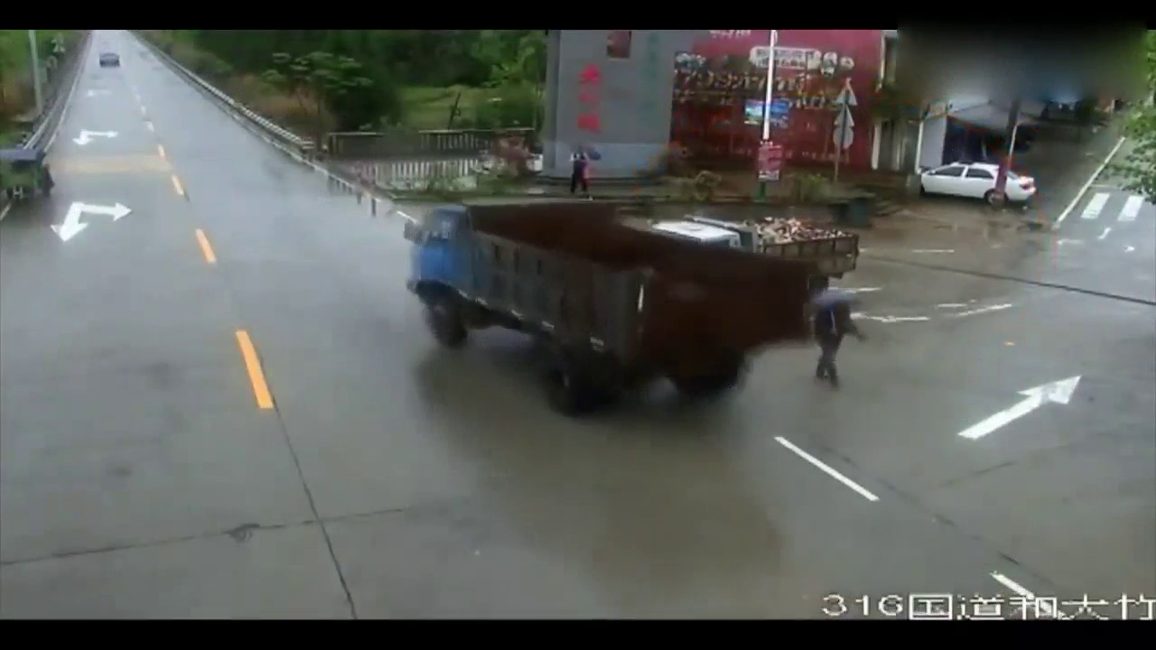 卡车的这一摆尾，直接打蒙小货的脸