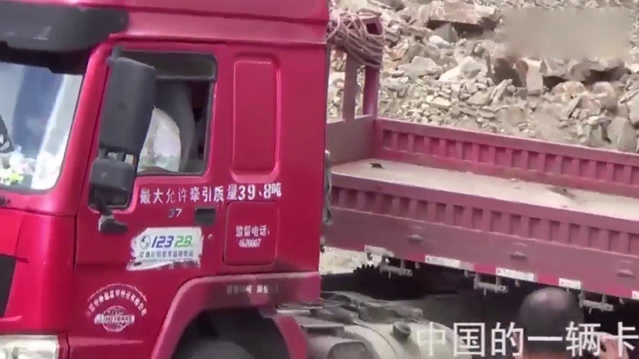 卡车被困在这个发夹弯，看看他最后怎么过去的