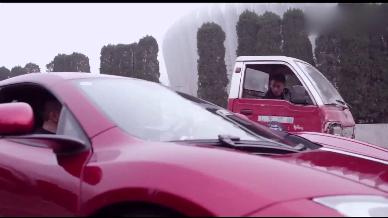 快报废的小四轮跟跑车比赛还赢了