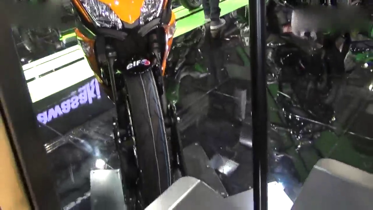 川崎忍者650车展展示，代表青春热情自由的机车