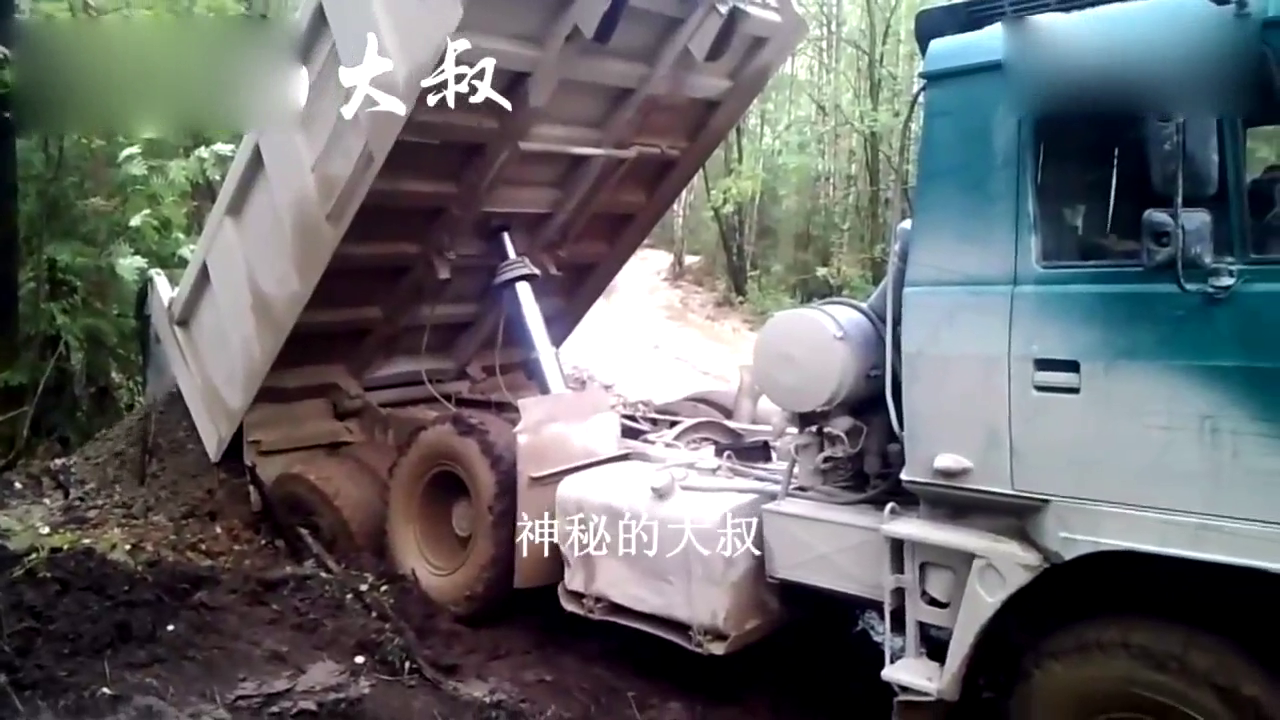 实拍：重型卡车卸车时被困，老司机用巧劲脱困