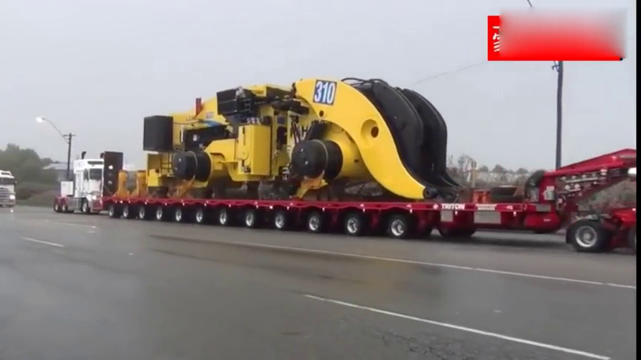 巨型大铲车，运送它用了两辆卡车，运铲斗就用了一辆车！
