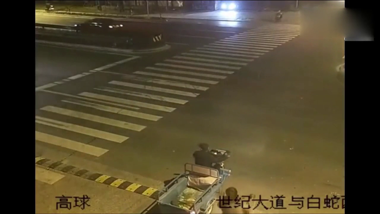 明明看见轿车，嚣张电动车非要抢道，结果让他后悔不已