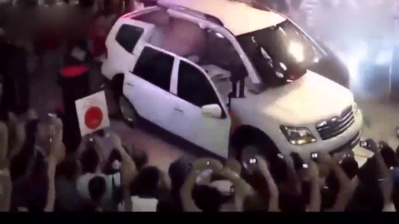 车展上这台车突然变形，围观群众瞬间惊呆了！