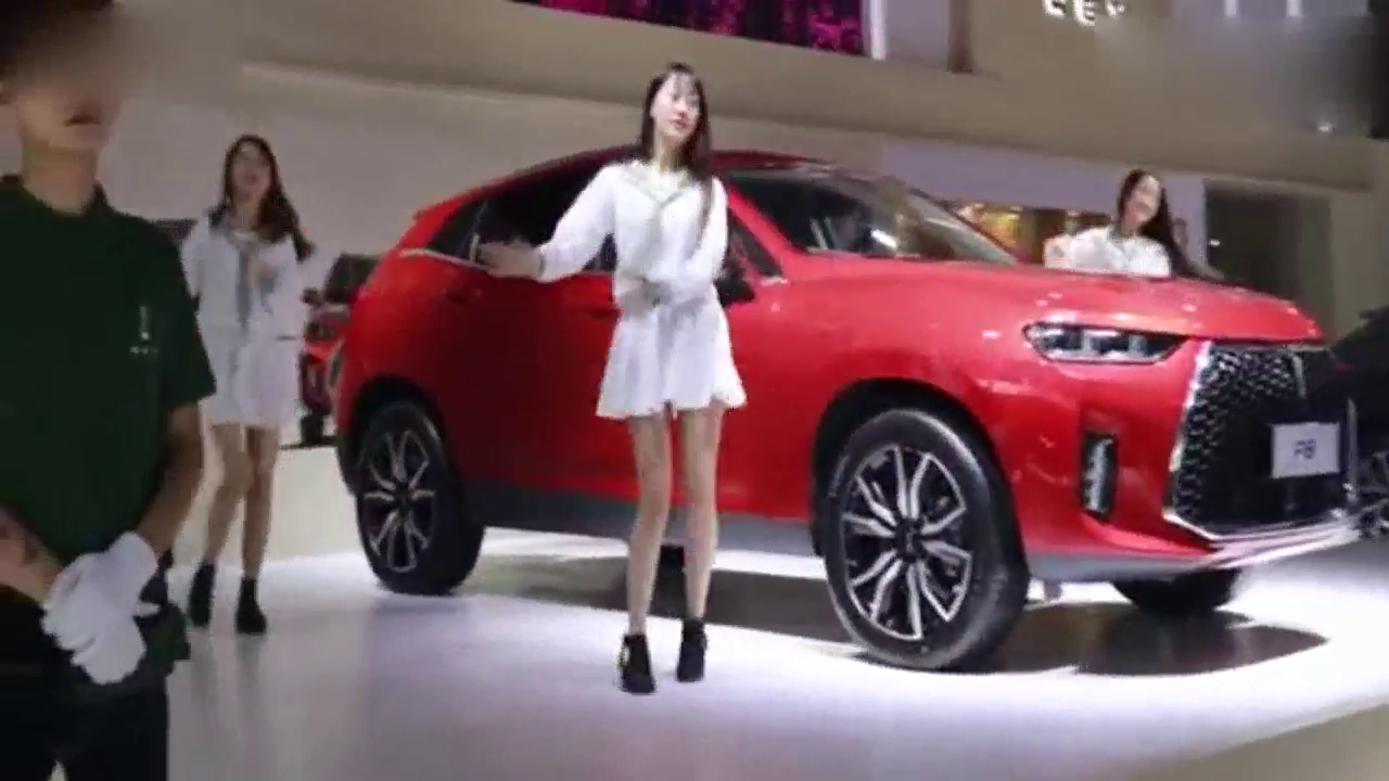 车展现场的长城WEY P8被美女衬托的更好看了！