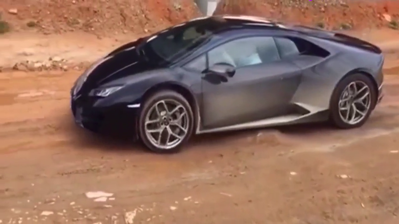 车主心里一定很难受！开着跑车，走这样的路！