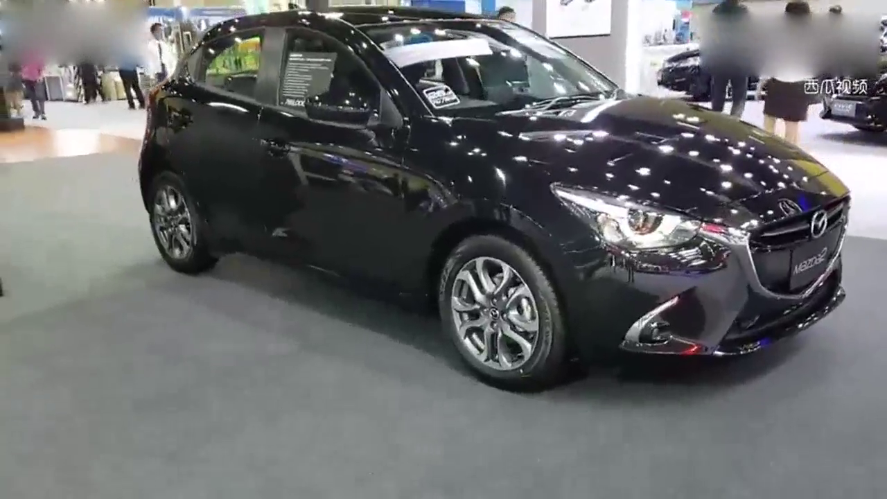 车展上黑色的马自达2就是帅