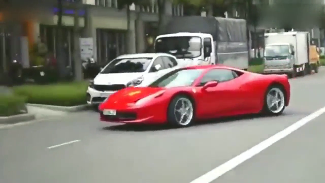 路遇法拉利跑车，从上面走下的女司机超美